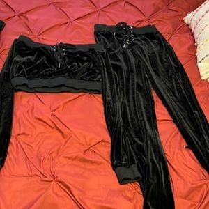 Fashion nova two piece velour sweatsuit. The top is cropped. Very cute. Tie up